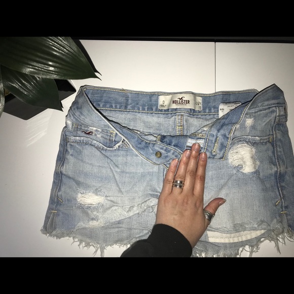 Distressed high waisted jean shorts - Picture 3 of 3